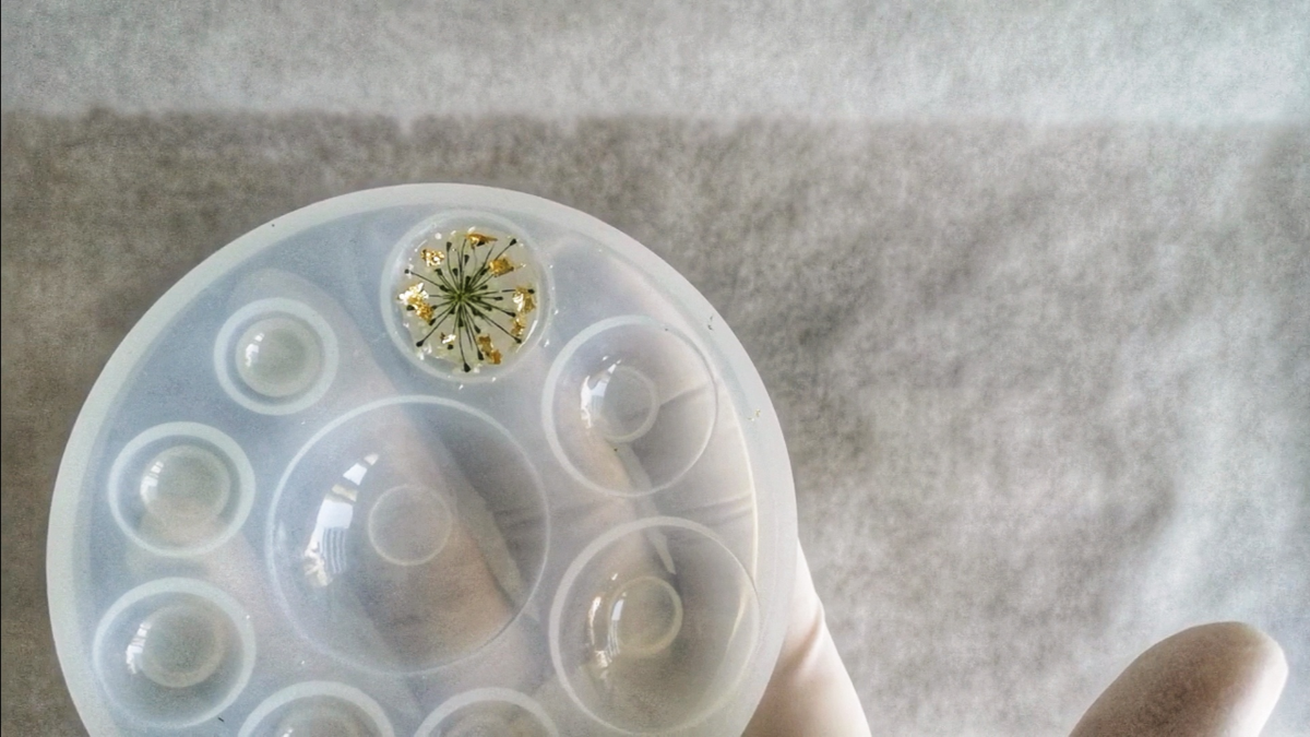 Colgante DIY flores secas y hojas de oro en resina epoxi : Paso 2 Colgante DIY flores secas y hojas de oro en resina epoxi : Paso 2