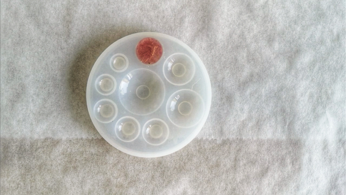 Colgante DIY flores secas y hojas de oro en resina epoxi : Paso 3 Colgante DIY flores secas y hojas de oro en resina epoxi : Paso 3