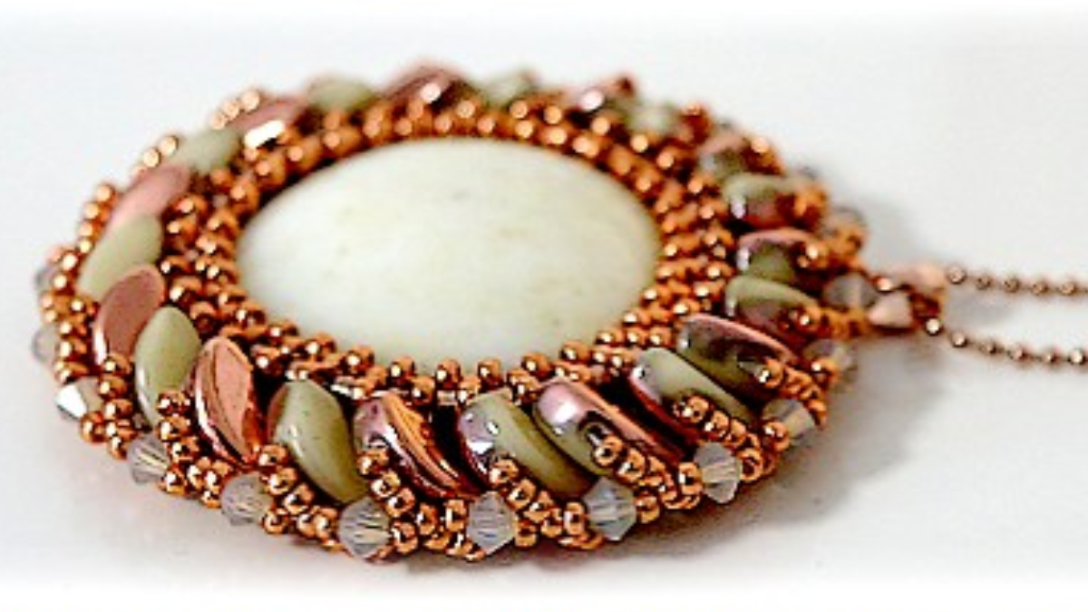 Esquema Colgante Sol con cuentas de cristal de Arcos y cabujón de Puca