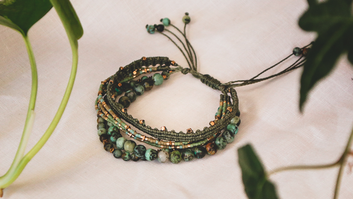 Bracelet Multirang en perles Turquoise Africaine et Micro-Macramé