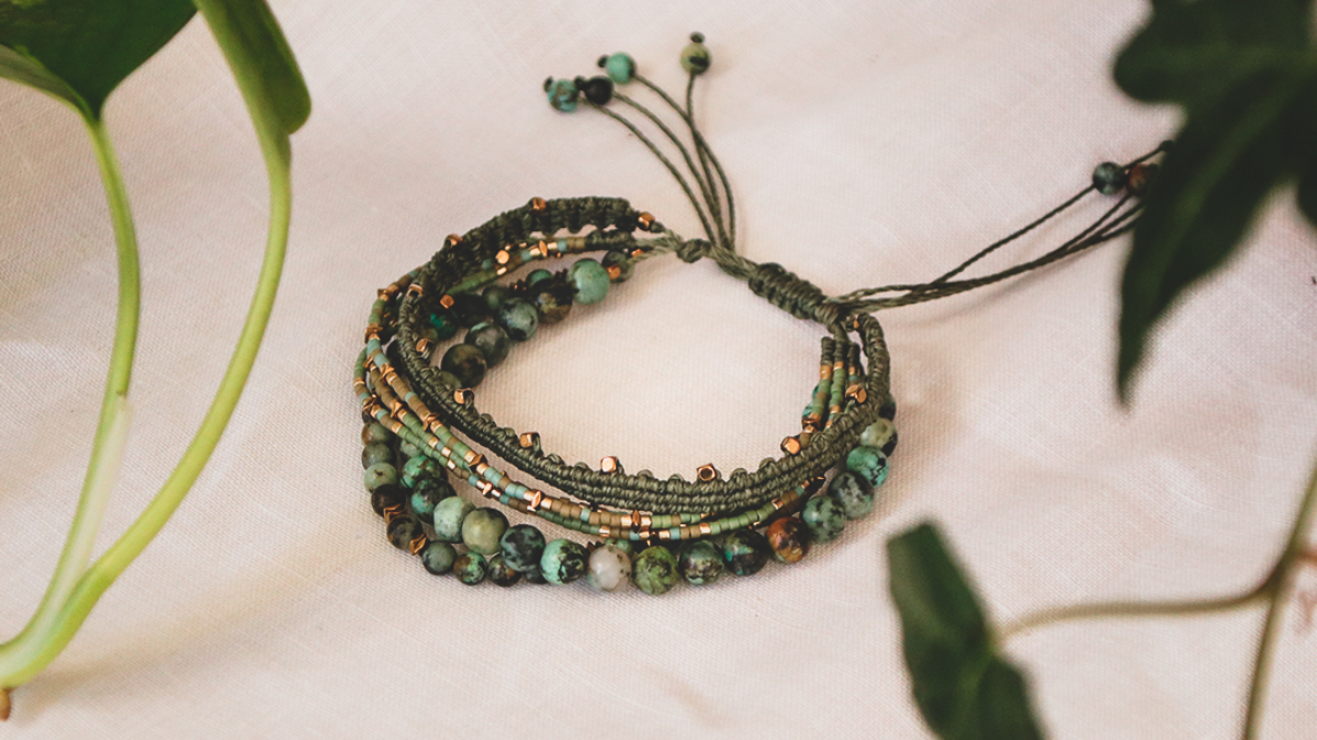 Esquema Pulsera de varias filas con cuentas de piedras preciosas y macramé