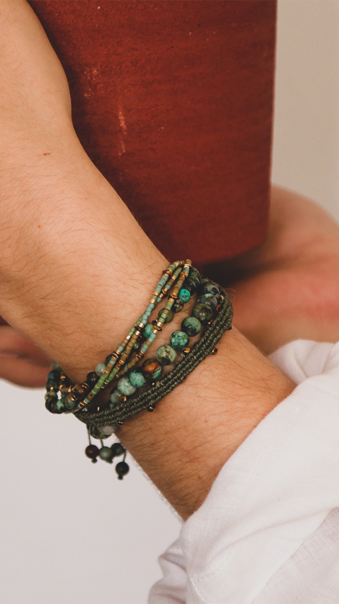 Esquema Pulsera de varias filas con cuentas de piedras preciosas y macramé