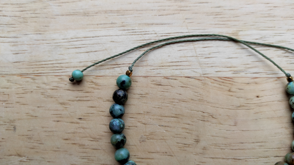 Pulsera de varias filas con cuentas de piedras preciosas y macramé : Paso 2