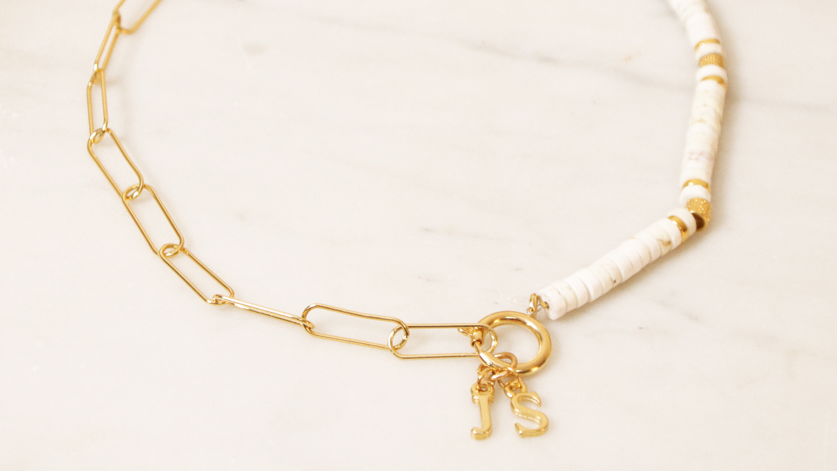 Esquema Collar con malla rectangular grande, cuentas de heishi y charm del alfabeto Esquema Collar con malla rectangular grande, cuentas de heishi y charm del alfabeto