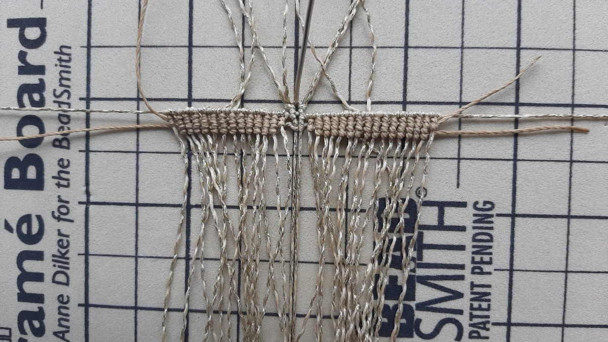 Mariposa de macramé DIY con inserción de perlas Miyuki Delicas 11/0 : Paso 3