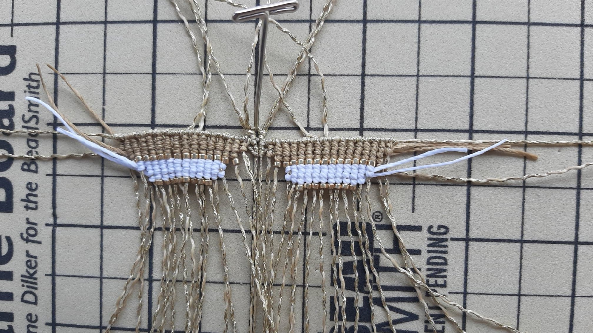 Mariposa de macramé DIY con inserción de perlas Miyuki Delicas 11/0 : Paso 6