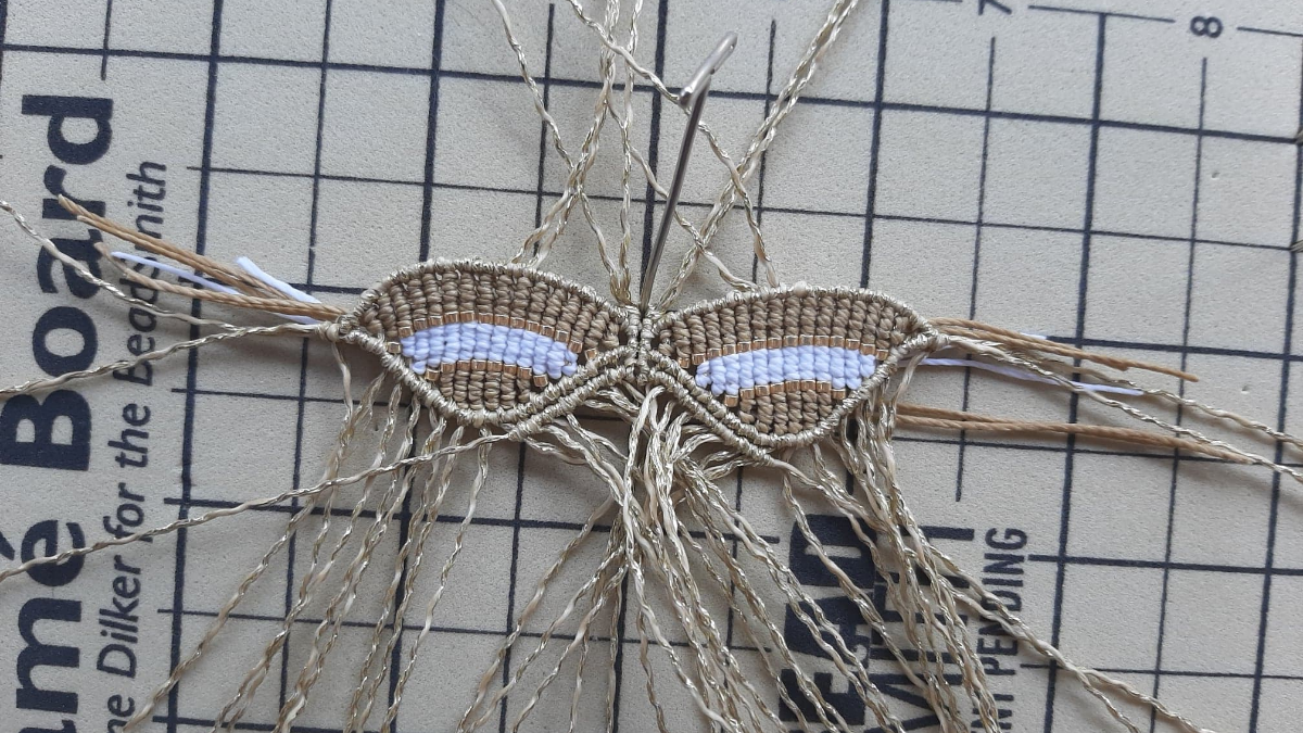 Mariposa de macramé DIY con inserción de perlas Miyuki Delicas 11/0 : Paso 9