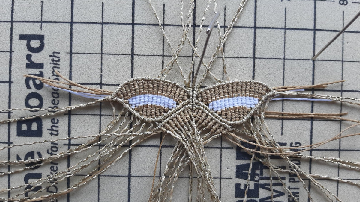 Mariposa de macramé DIY con inserción de perlas Miyuki Delicas 11/0 : Paso 10