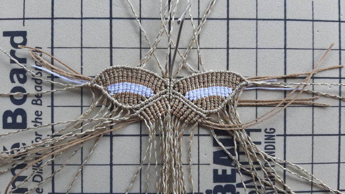 Mariposa de macramé DIY con inserción de perlas Miyuki Delicas 11/0 : Paso 11