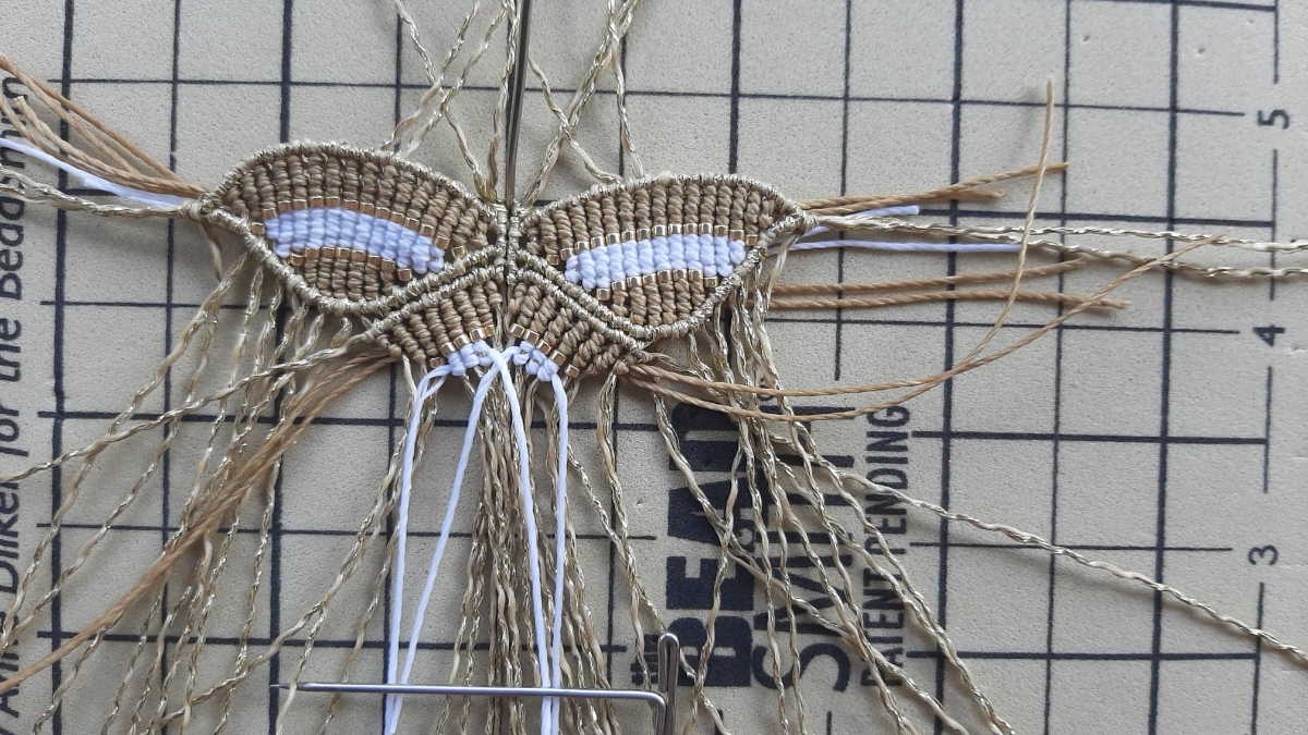 Mariposa de macramé DIY con inserción de perlas Miyuki Delicas 11/0 : Paso 12