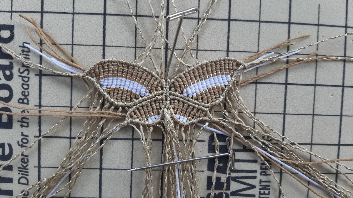 Mariposa de macramé DIY con inserción de perlas Miyuki Delicas 11/0 : Paso 13