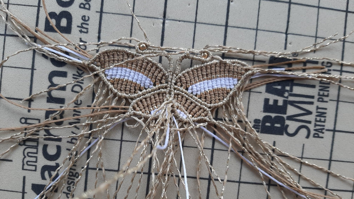 Mariposa de macramé DIY con inserción de perlas Miyuki Delicas 11/0 : Paso 14