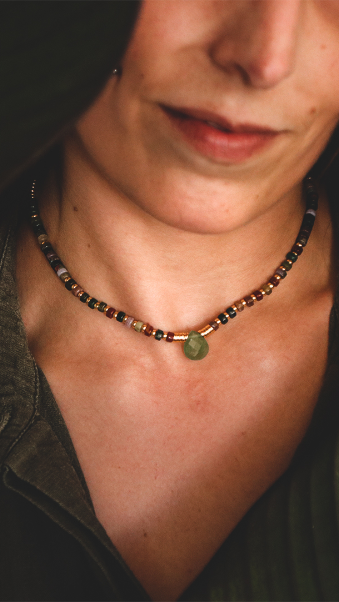 Esquema Collar de moda con gemas de ágata tintada, cuentas de Miyuki y aventurina facetada briolette