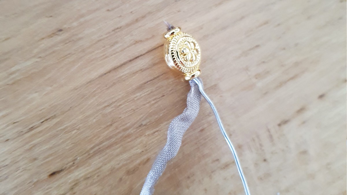 Moderno collar de varias filas con gemas de cornalina y unakita : Paso 4