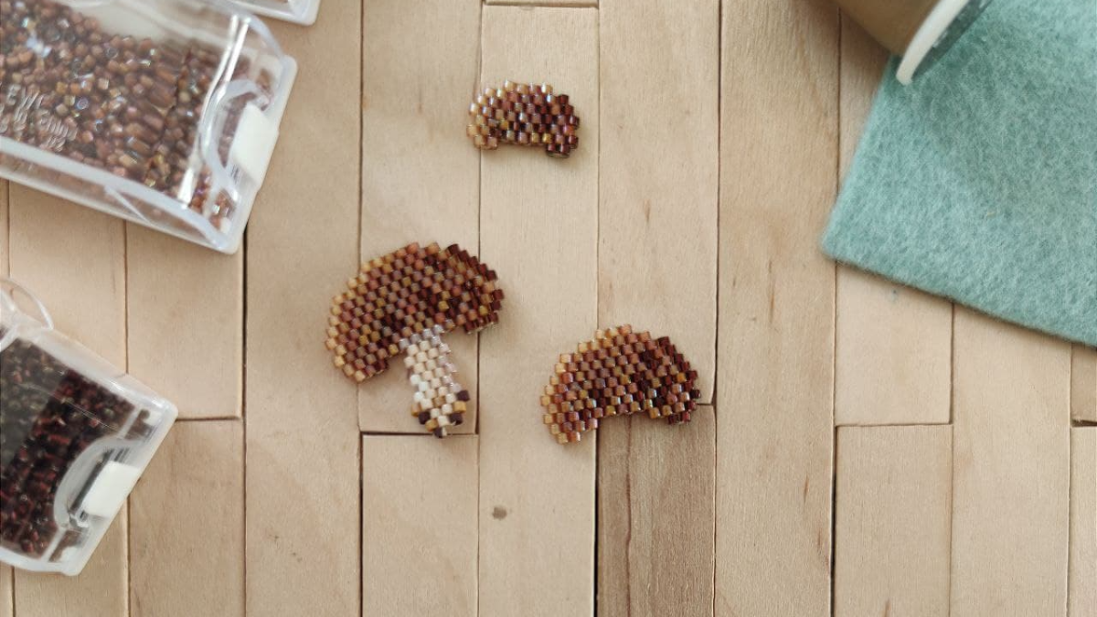 Imán en relieve de mora y seta en Miyuki bead weave 11/0 : Paso 4