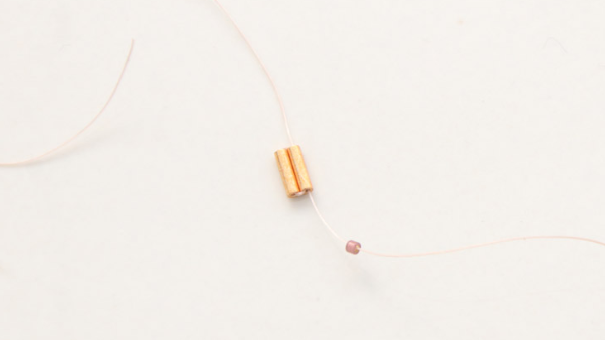 Pendientes de bugles de punto de ladrillo de Miyuki : Paso 1 Pendientes de bugles de punto de ladrillo de Miyuki : Paso 1