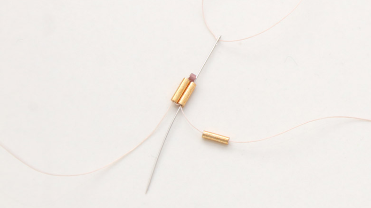 Pendientes de bugles de punto de ladrillo de Miyuki : Paso 2 Pendientes de bugles de punto de ladrillo de Miyuki : Paso 2