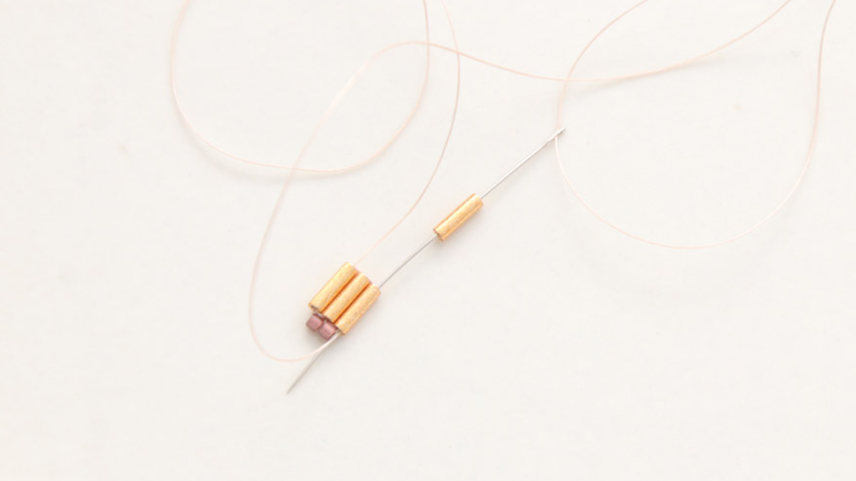 Pendientes de bugles de punto de ladrillo de Miyuki : Paso 3 Pendientes de bugles de punto de ladrillo de Miyuki : Paso 3