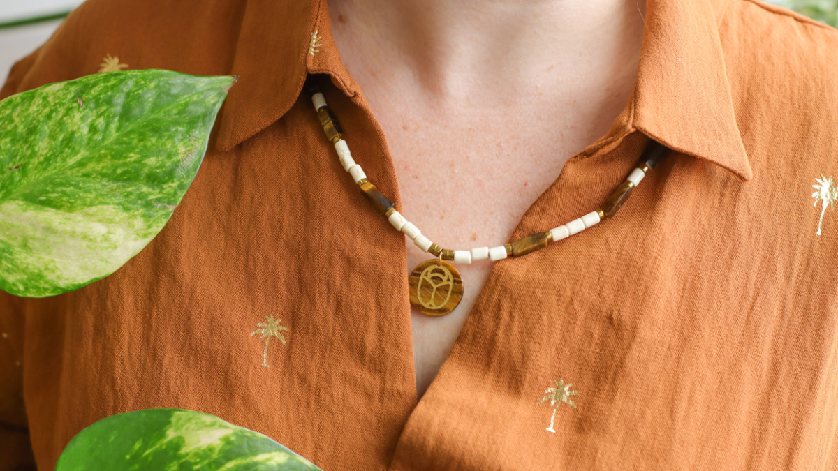 Esquema DIY Collar de cuentas de ojo de tigre con amuleto de escarabajo