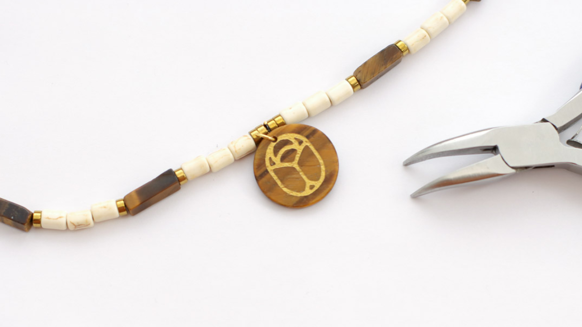 DIY Collar de cuentas de ojo de tigre con amuleto de escarabajo : Paso 3