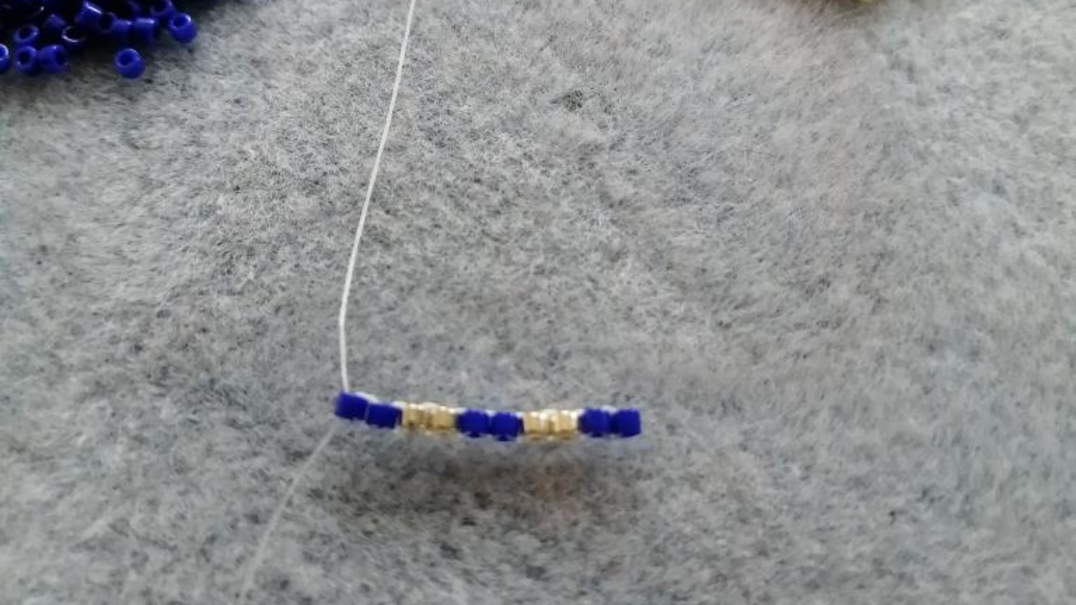 Pulsera DIY en tejido de espiga y punto de ladrillo con cuentas de corneta y Miyuki Delicas 11/0 : Paso 1