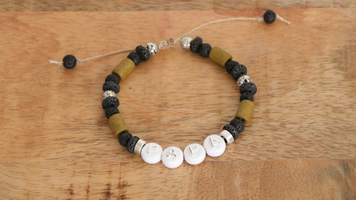 Pulsera de cuentas del alfabeto para el Día del Padre con lazo ajustable