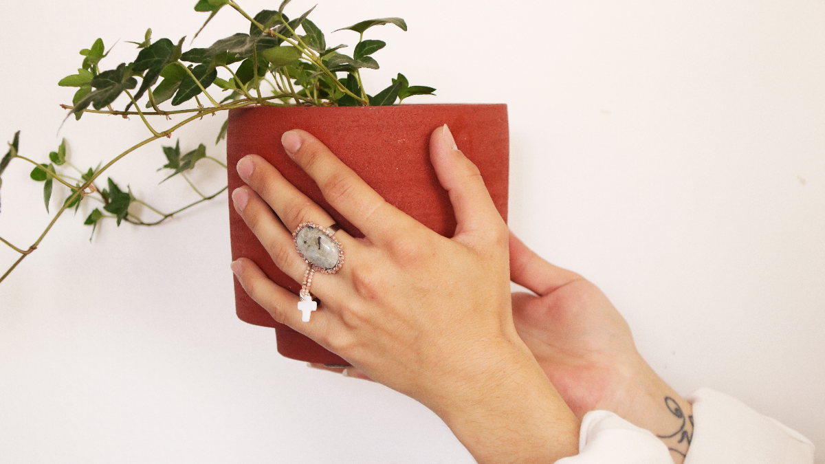 DIY Anillo de Labradorita y Miyuki con gemas de escarabajo