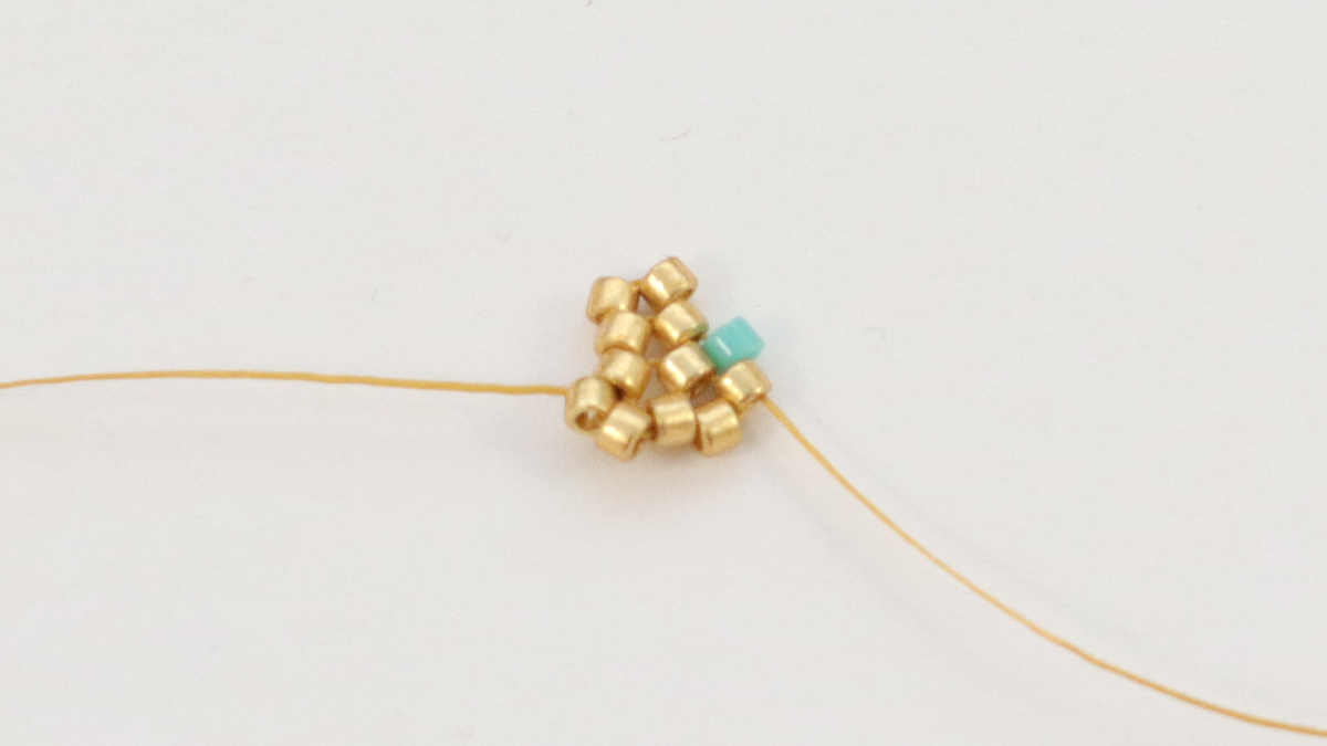 Pendientes Miyuki Triángulo 3D versión turquesa : Paso 5