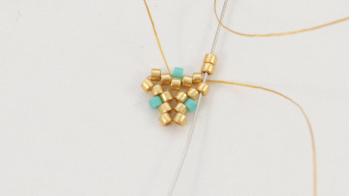 Pendientes Miyuki Triángulo 3D versión turquesa : Paso 6