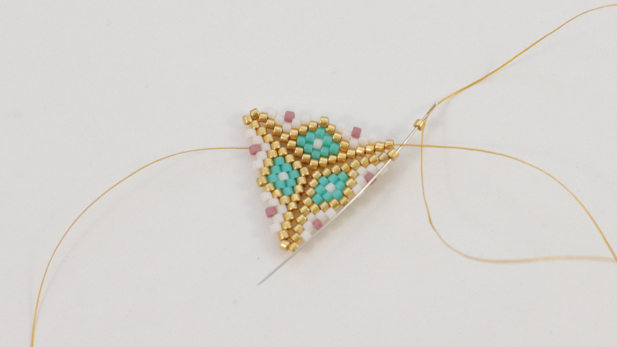 Pendientes Miyuki Triángulo 3D versión turquesa : Paso 8