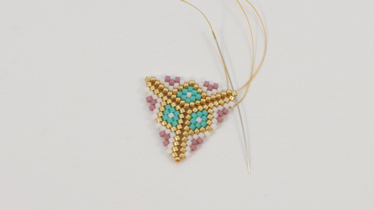 Pendientes Miyuki Triángulo 3D versión turquesa : Paso 9