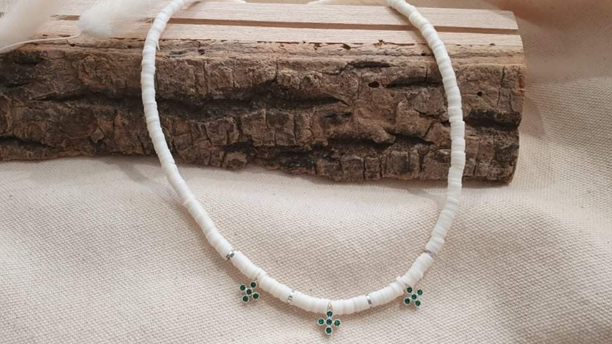 Collar de heishi blanco de Tuto con un mini dije de cruz de circonio