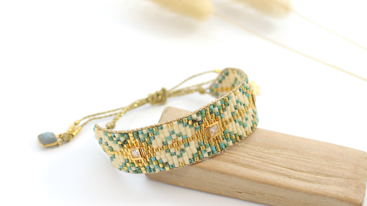 Pulsera Miyuki Delicas 10 Loom con incrustaciones de strass