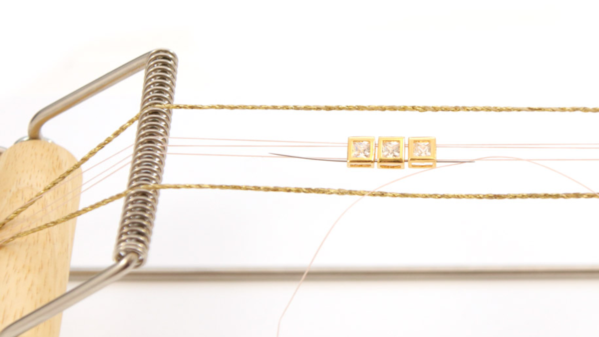 Pulsera Miyuki Delicas 10 Loom con incrustaciones de strass : Paso 1