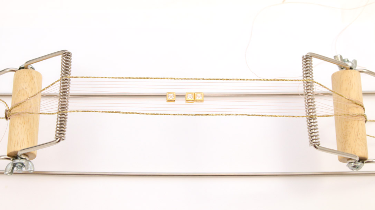 Pulsera Miyuki Delicas 10 Loom con incrustaciones de strass : Paso 2