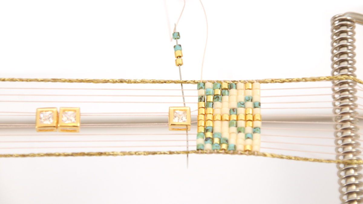 Pulsera Miyuki Delicas 10 Loom con incrustaciones de strass : Paso 4