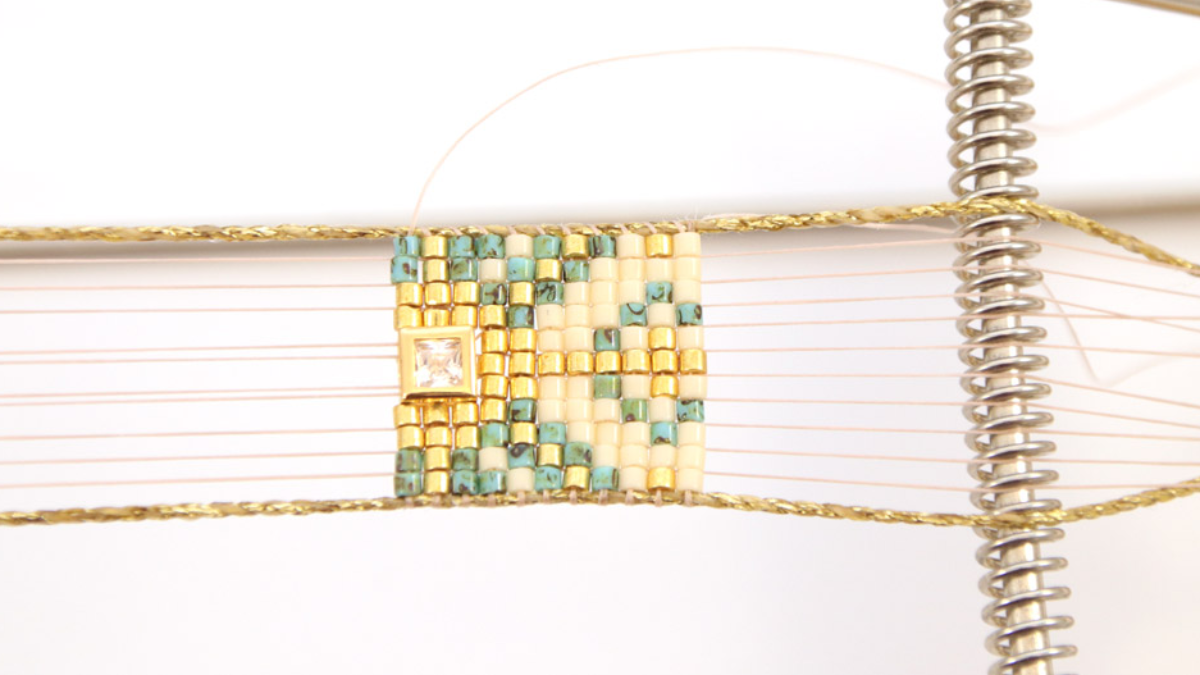 Pulsera Miyuki Delicas 10 Loom con incrustaciones de strass : Paso 6