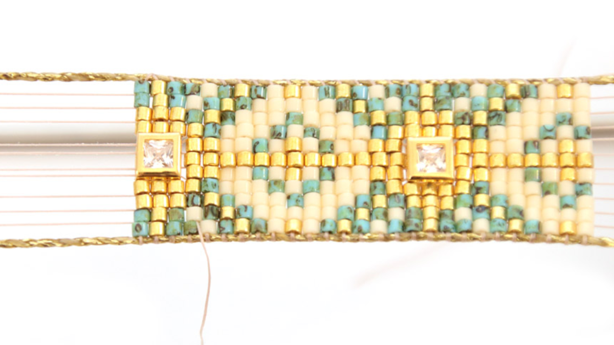 Pulsera Miyuki Delicas 10 Loom con incrustaciones de strass : Paso 7