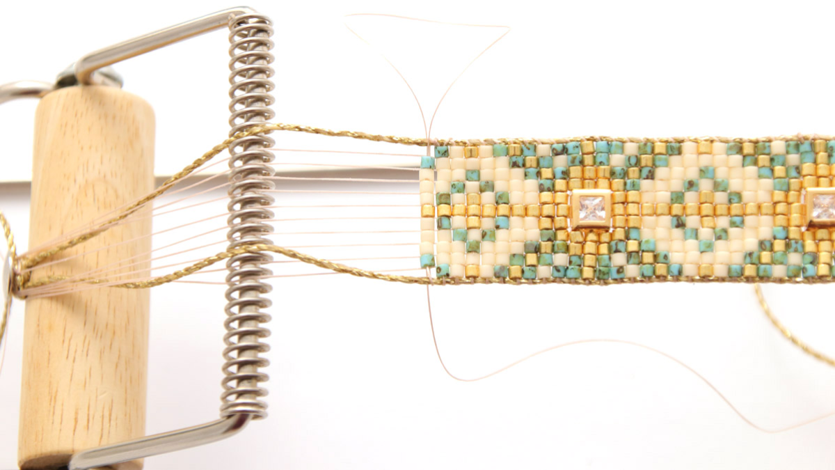 Pulsera Miyuki Delicas 10 Loom con incrustaciones de strass : Paso 8