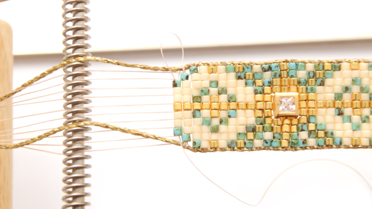 Pulsera Miyuki Delicas 10 Loom con incrustaciones de strass : Paso 9