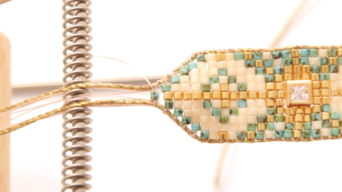 Pulsera Miyuki Delicas 10 Loom con incrustaciones de strass : Paso 10