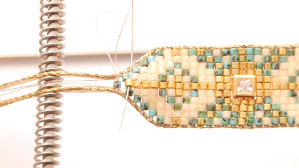 Pulsera Miyuki Delicas 10 Loom con incrustaciones de strass : Paso 11