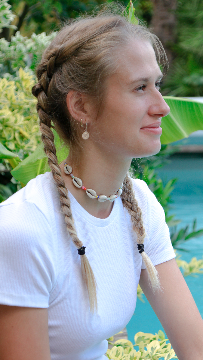 Collar de cauris con cuentas de semillas multicolores