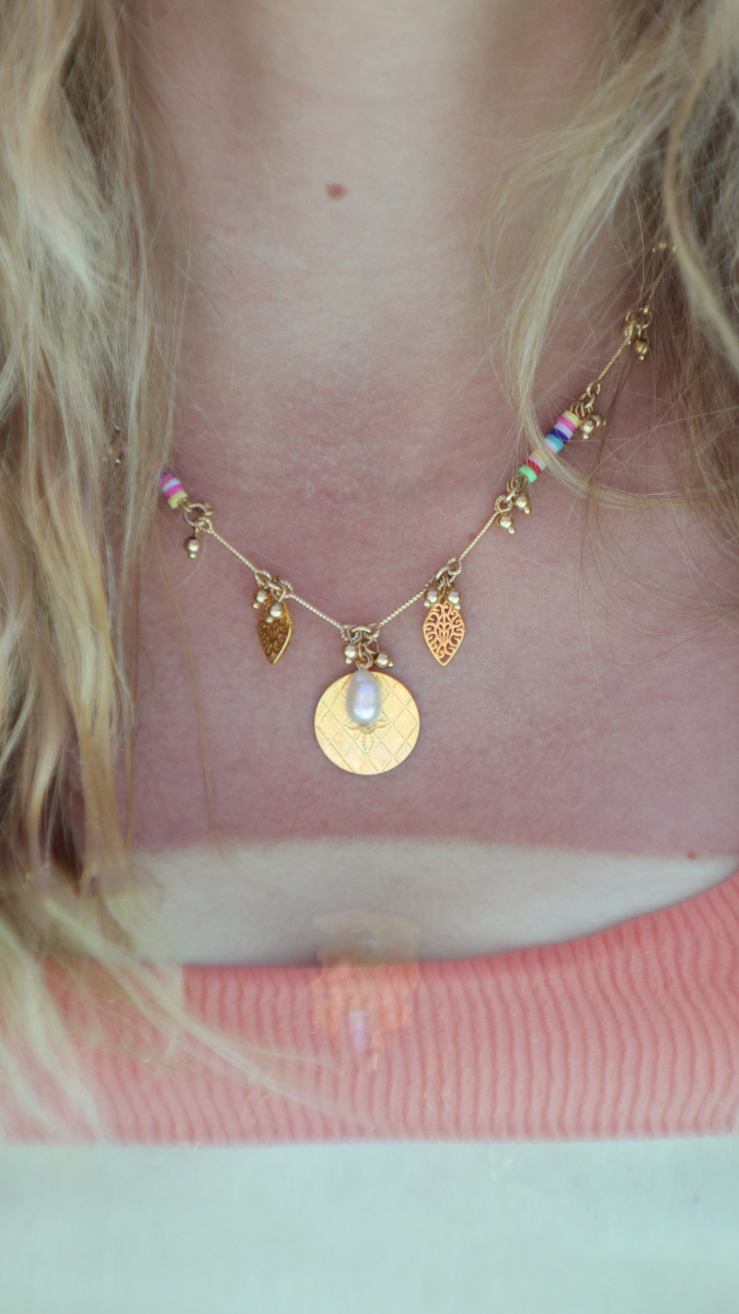 Esquema Collar con borlas doradas y anillos de heishi multicolor Esquema Collar con borlas doradas y anillos de heishi multicolor