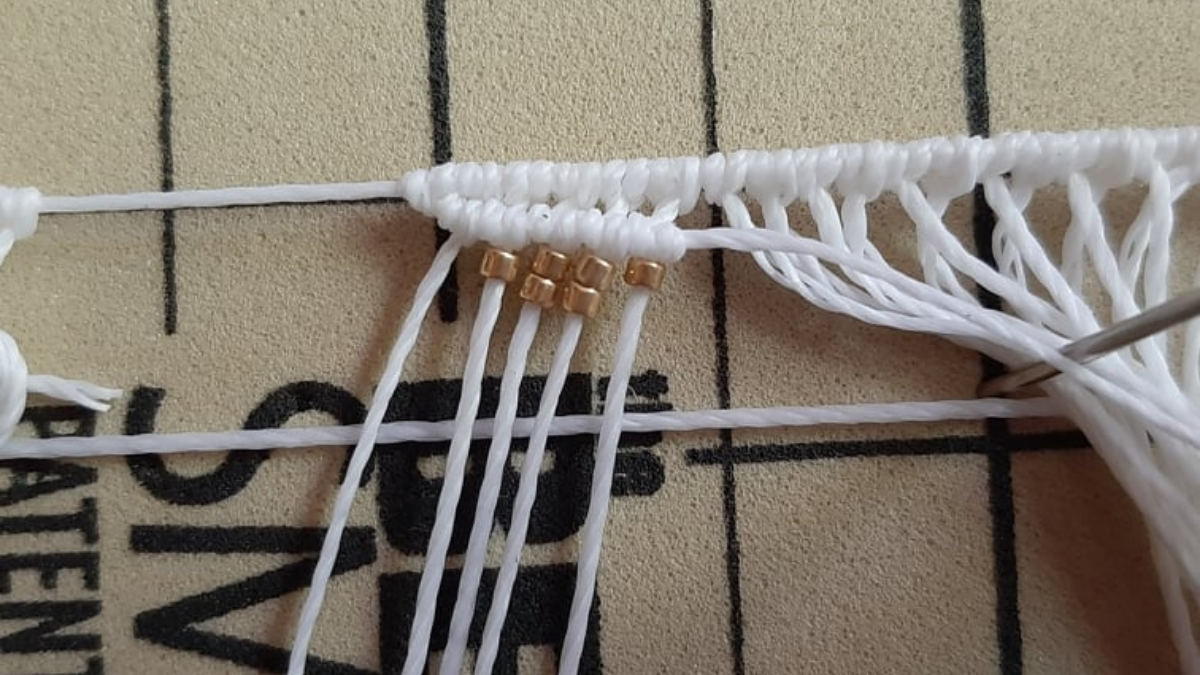 DIY Tobillera con motivo de hoja de micromacramé con cuentas Miyuki : Paso 4 DIY Tobillera con motivo de hoja de micromacramé con cuentas Miyuki : Paso 4
