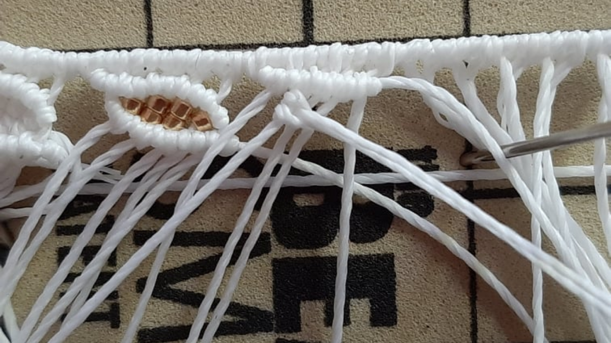 DIY Tobillera con motivo de hoja de micromacramé con cuentas Miyuki : Paso 6 DIY Tobillera con motivo de hoja de micromacramé con cuentas Miyuki : Paso 6