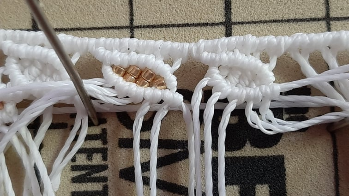 DIY Tobillera con motivo de hoja de micromacramé con cuentas Miyuki : Paso 9 DIY Tobillera con motivo de hoja de micromacramé con cuentas Miyuki : Paso 9