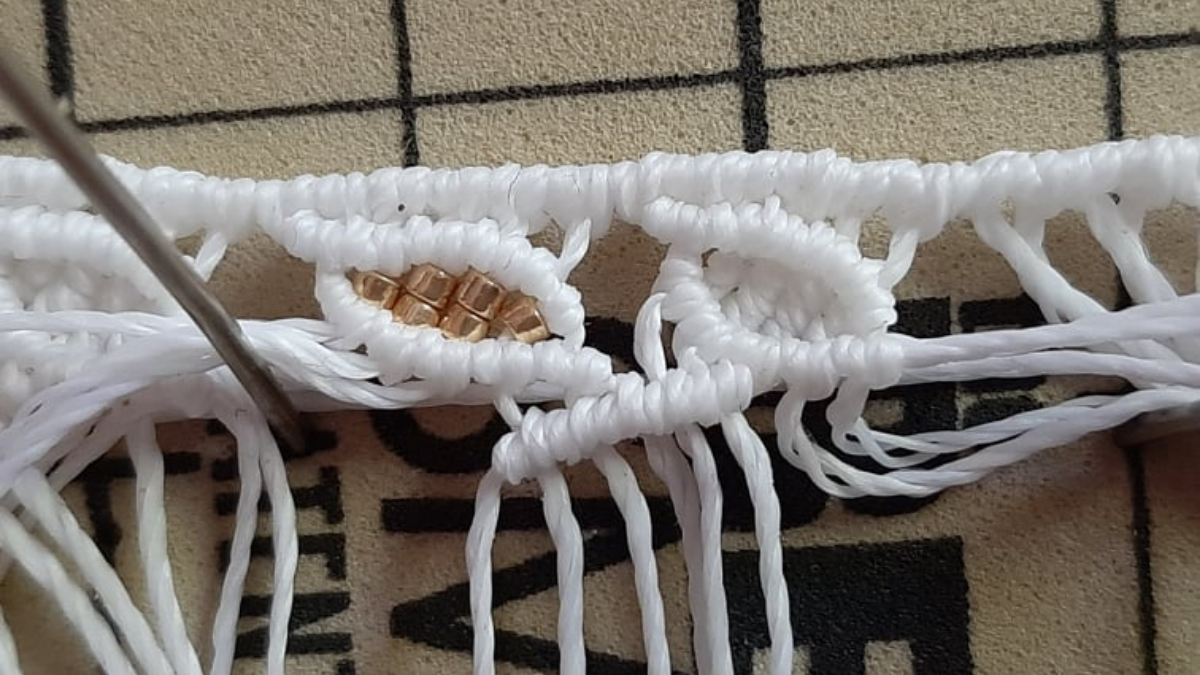 DIY Tobillera con motivo de hoja de micromacramé con cuentas Miyuki : Paso 10 DIY Tobillera con motivo de hoja de micromacramé con cuentas Miyuki : Paso 10