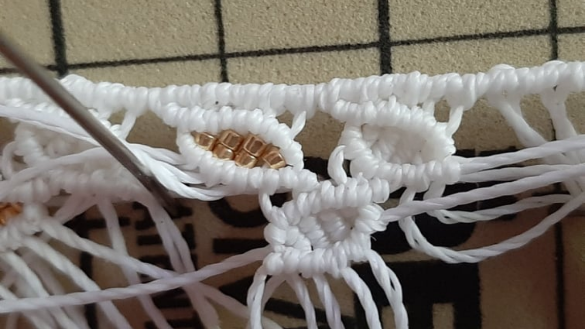 DIY Tobillera con motivo de hoja de micromacramé con cuentas Miyuki : Paso 12 DIY Tobillera con motivo de hoja de micromacramé con cuentas Miyuki : Paso 12
