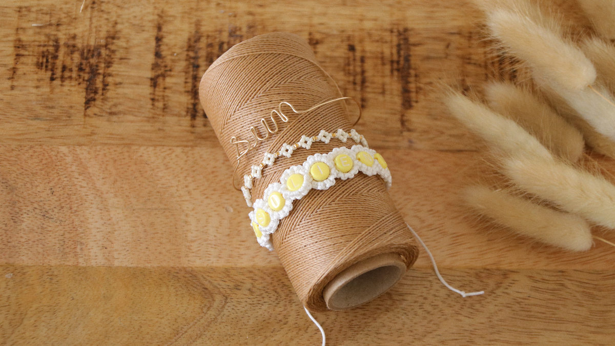 Esquema Pulsera de macramé con flores y cuentas del abecedario Esquema Pulsera de macramé con flores y cuentas del abecedario